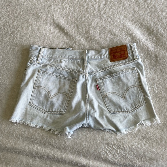 Levi’s high waisted jean shorts size 28 - Picture 3 of 4